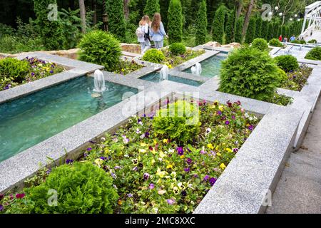 Kaskadentreppen im Sommer, Stavropol Krai, Zheleznowodsk, Russland. Wunderschön gestaltete Treppe mit Brunnen, Blumen und Pflanzen, Wahrzeichen von Zhelez Stockfoto