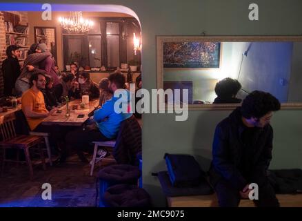 Teheran, Iran. 18. Januar 2023. Iranische Jugendliche besuchen am 18. Januar 2023 abends eine Untergrundmusik in einem Café in der Innenstadt von Teheran. Teheran scheint nach Monaten der Unruhe ruhiger zu sein, da sich Jugendliche in Cafés versammeln, Musik spielen und sich unterhalten. (Foto: Morteza Nikoubazl/NurPhoto) Kredit: NurPhoto SRL/Alamy Live News Stockfoto