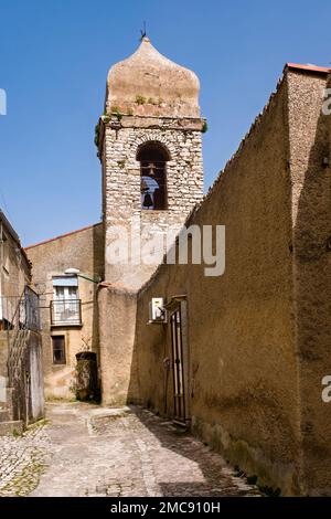 Fassade der Kirche Chiesa di Sant’Antonio Abate in Prizzi im oberen Teil der Stadt. Stockfoto