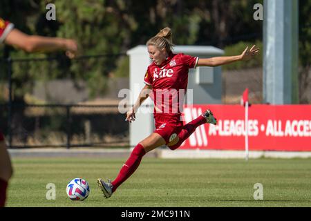 Adelaide, Australien. 21. Januar 2023. Adelaide, Südaustralien, Januar 21. 2023: Maruschka Waldus (19 Adelaide United) tritt den Ball während des A-League-Spiels der Liberty zwischen Adelaide United und Melbourne Victory im ServiceFM Stadium in Adelaide, Australien. (NOE Llamas/SPP) Guthaben: SPP Sport Press Photo. Alamy Live News Stockfoto