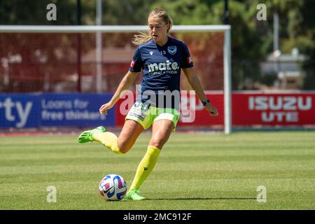 Adelaide, Australien. 21. Januar 2023. Adelaide, Südaustralien, Januar 21. 2023: Sarah Rowe (13 Melbourne Victory) passt den Ball während des A-League-Spiels Liberty zwischen Adelaide United und Melbourne Victory im ServiceFM Stadium in Adelaide, Australien. (NOE Llamas/SPP) Guthaben: SPP Sport Press Photo. Alamy Live News Stockfoto