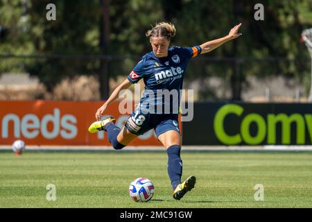 Adelaide, Australien. 21. Januar 2023. Adelaide, Südaustralien, Januar 21. 2023: Kayla Morrison (18 Melbourne Victory) tritt den Ball während des A-League-Spiels der Liberty zwischen Adelaide United und Melbourne Victory im ServiceFM Stadium in Adelaide, Australien. (NOE Llamas/SPP) Guthaben: SPP Sport Press Photo. Alamy Live News Stockfoto