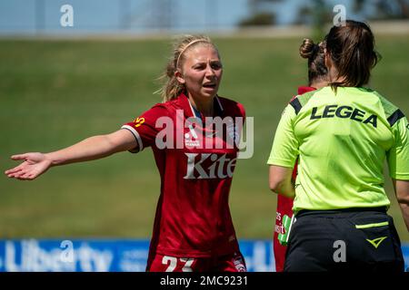 Adelaide, Australien. 21. Januar 2023. Adelaide, Südaustralien, Januar 21. 2023: Fiona Worts (23 Adelaide United) beschwert sich beim Schiedsrichter während des A-League-Spiels der Liberty zwischen Adelaide United und Melbourne Victory im ServiceFM Stadium in Adelaide, Australien. (NOE Llamas/SPP) Guthaben: SPP Sport Press Photo. Alamy Live News Stockfoto