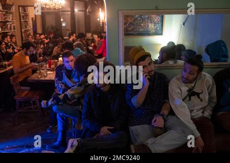 Teheran, Iran. 18. Januar 2023. Iranische Jugendliche besuchen am 18. Januar 2023 abends eine Untergrundmusik in einem Café in der Innenstadt von Teheran. Teheran scheint nach Monaten der Unruhe ruhiger zu sein, da sich Jugendliche in Cafés versammeln, Musik spielen und sich unterhalten. (Foto: Morteza Nikoubazl/NurPhoto) Kredit: NurPhoto SRL/Alamy Live News Stockfoto