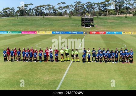 Adelaide, Australien. 21. Januar 2023. Adelaide, Südaustralien, Januar 21. 2023: Beide Teams stellen sich vor dem A-League-Spiel der Liberty zwischen Adelaide United und Melbourne Victory im ServiceFM Stadium in Adelaide, Australien, auf. (NOE Llamas/SPP) Guthaben: SPP Sport Press Photo. Alamy Live News Stockfoto