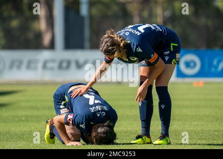 Adelaide, Australien. 21. Januar 2023. Adelaide, Südaustralien, Januar 21. 2023: Claudia Bunge (3 Melbourne Victory) wurde beim A-League-Spiel der Liberty zwischen Adelaide United und Melbourne Victory im ServiceFM Stadium in Adelaide, Australien, verletzt. (NOE Llamas/SPP) Guthaben: SPP Sport Press Photo. Alamy Live News Stockfoto