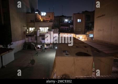 Teheran, Iran. 18. Januar 2023. Abendlicher Blick auf die Straßencafés im Zentrum von Teheran, 18. Januar 2023. Teheran scheint nach Monaten der Unruhe ruhiger zu sein, da sich Jugendliche in Cafés versammeln, Musik spielen und sich unterhalten. (Foto: Morteza Nikoubazl/NurPhoto) Kredit: NurPhoto SRL/Alamy Live News Stockfoto