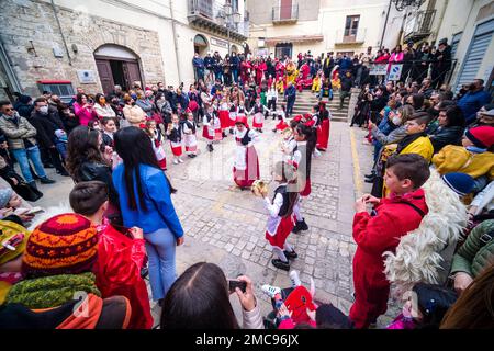 Kinder führen während der Osterfeier in der kleinen Stadt Prizzi traditionelle lokale Tänze auf. Stockfoto