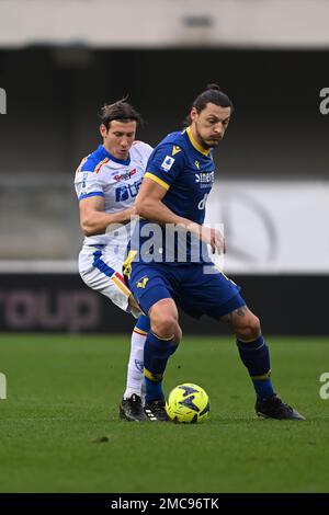 Mailand Djuric (Hellas Verona)Federico Baschirotto (Lecce) beim Spiel der italienischen Serie A zwischen Hellas Verona 2-0 Lecce im Stadion Marcantonio Bentegodi am 21. Januar 2023 in Verona, Italien. Kredit: Maurizio Borsari/AFLO/Alamy Live News Stockfoto