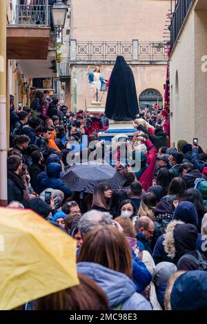 Die Statue der Jungfrau Maria wird während der Osterprozession in der kleinen Stadt Prizzi durch die Straßen getragen. Stockfoto