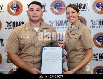 220627-N-XY052-1019: GEMEINSAME BASIS SAN ANTONIO-FORT SAM HOUSTON - (27. Juni 2022) Herzlichen Glückwunsch zur Einführung und Erholung von Aviation Boatswain's Mate 2. Gabriel Arreagavillarreal, der seinen frohenden Brief von Navy Talent Acquisition Group (NTAG) San Antonio kommandierender Offizier, CDR Stephanie Simoni, während einer Beförderungszeremonie im NTAG-Hauptquartier erhalten hat. Arreagavillarreal, der jetzt den Titel "erster Klasse Petty Officer" übernehmen darf, war dankbar für die Beförderung und dankte allen Anwesenden. Der Zuständigkeitsbereich der NTAG San Antonio umfasst mehr als 30 Rekrutierungsstellen der Marine und Na Stockfoto