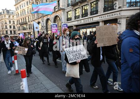 Regent Street, London, UK, 21. Januar 2023: Rechts durchqueren, märz durch Regent Street, Kampf für Sektion 35. Protestieren Sie gegen den Versuch der britischen Regierung, die schottische GRA-Reform zu blockieren, und stehen Sie solidarisch mit diesem ekelhaften Angriff auf Trans People. Kredit: Siehe Li/Picture Capital/Alamy Live News Stockfoto