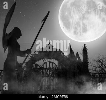 Engel des Todes vor einem Tor - gruseliger Nachthintergrund mit dem Mond mit einem bösen Gesicht darauf - 3D-Rendering Stockfoto