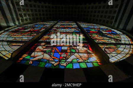 Absolut atemberaubende Buntglasfenster im Inneren des Doms von Siena, Italien Stockfoto