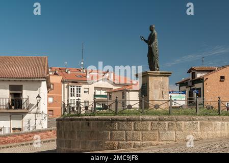 Denkmal für César Vespasiano Augusto, Bronzeskulptur auf einem Steinsockel, im Wachturm der Stadt Castro Urdiales, Kantabrien, Spanien Stockfoto