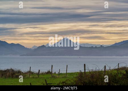 Blick vom Friedhof La Ballena in Castro Urdiales auf die Bucht von Biskaya und den regionalen Naturpark der Landes de Gascony von Frankreich, Kantabrien. Stockfoto