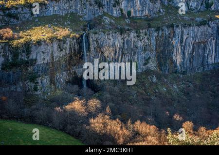 Vertikaler Wasserfall entlang der Gebirgsmauer der Geburt des Flusses Ason im Collados del Ason-Tal, Kantabrien, Spanien, Europa Stockfoto