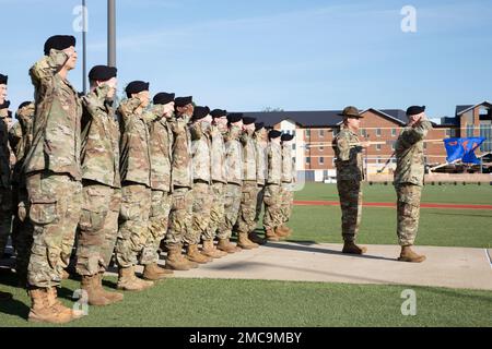 USA Soldaten aus Kompanie D, 1. Bataillon, 222d. Luftregime, salutieren die Flagge während der Nationalhymne im Rahmen der Zeremonie zum Kommandowechsel am 28. Juni 2022 in Fort Eustis, Virginia. Stockfoto