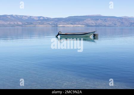 Fischerboot auf dem Lago General Carrera in der Nähe von Puerto Rio Tranquilo, Chile Stockfoto