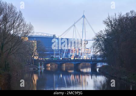 Das Fürstentum-Stadion wurde von der Fußgängerbrücke über den Fluss Taff in Bute Park, Cardiff, South Wales fotografiert Stockfoto