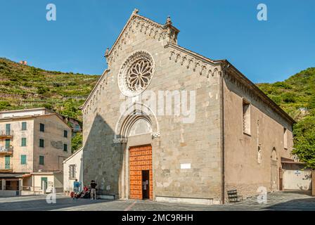 Kirche San Lorenzo (Chiesa di San Lorenzo) im Stadtzentrum von Manarola, Ligurien, Italien Stockfoto