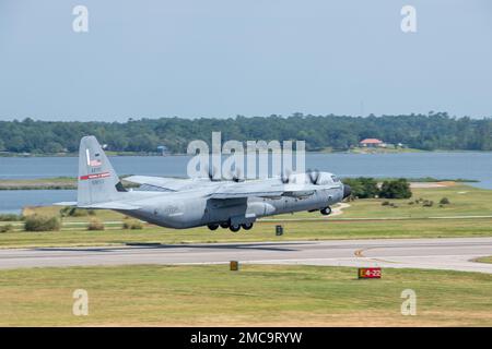 Ein C-130J Super-Herkules-Flugzeug, das der 815. Luftschubstaffel auf der Keesler Air Force Base, Miss, zugewiesen wurde, geht am 28. Juni 2022 auf einen Formationsflug. Die 815. AS ist im 403. Flügel der Luftwaffenreserve tätig und unterstützt verschiedene Luftfunktionen, einschließlich Lufttransport und Luftabwurf. Stockfoto