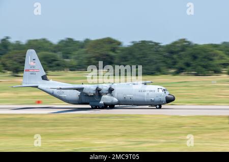 Ein C-130J Super-Herkules-Flugzeug, das der 815. Luftschubstaffel auf der Keesler Air Force Base, Miss, zugewiesen wurde, geht am 28. Juni 2022 auf einen Formationsflug. Die 815. AS ist im 403. Flügel der Luftwaffenreserve tätig und unterstützt verschiedene Luftfunktionen, einschließlich Lufttransport und Luftabwurf. Stockfoto