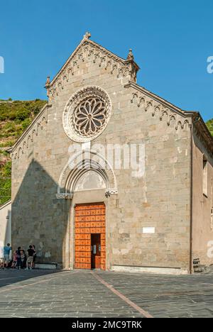 Kirche San Lorenzo (Chiesa di San Lorenzo) im Stadtzentrum von Manarola, Ligurien, Italien Stockfoto