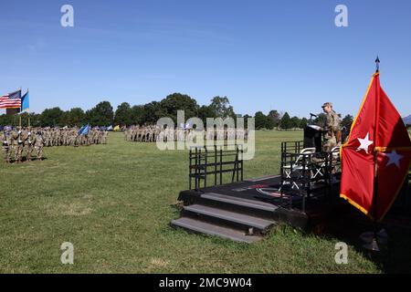 FORT GEORGE G. MEADE, MD – Oberst Matthew J. Lennox (rechts), der scheidende Befehlshaber der 780. Brigade des militärischen Nachrichtendienstes (Cyber), hält seine Bemerkungen an die Soldaten, Zivilisten, Familien und Freunde, die während seiner Zeremonie zum Kommandowechsel auf dem Feld der McGlachlin-Parade am 28. Juni anwesend waren. Stockfoto