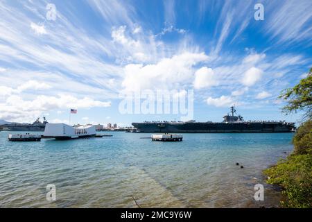 220628-N-XX566-1024 PEARL HARBOR (28. Juni 2022) – der Flugzeugträger USS Abraham Lincoln (CVN 72) der Nimitz-Klasse ehrt das USS Arizona Memorial, als das Schiff an der Joint Base Pearl Harbor-Hickam ankommt, um an der RIMPAC 2022 teilzunehmen. 26 Nationen, 38 Schiffe, vier U-Boote, mehr als 170 Flugzeuge und 25.000 Mitarbeiter nehmen vom 29. Juni bis zum 4. August an RIMPAC in und um die Hawaii-Inseln und Südkalifornien Teil. RIMPAC, die weltweit größte internationale maritime Übung, bietet eine einzigartige Ausbildungsmöglichkeit und fördert und unterstützt die Zusammenarbeit Stockfoto