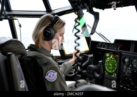 Oberst Angela Ochoa, 19. Airlift-Flügel und Installationskommandeur, fliegt einen C-130J Super Hercules, bevor er mit Studenten während einer Abschlussfeier für das 'S.H.E. CAN' STEAM Aviation Camp am Northwest Arkansas National Airport, Arkansas, 28. Juni 2022 sprach. Zusammen mit einer Besatzung, die hauptsächlich aus weiblichen Flugzeugen bestand, flog Ochoa eine C-130J nach Nordwest Arkansas in der Nähe des Ortes der Zeremonie, wo die Studenten die Flugbesatzung treffen und das Flugzeug besichtigen konnten. LRAFB, S.H.E. Dose, DAMPF, Luftfahrt, smithsonian, Stockfoto