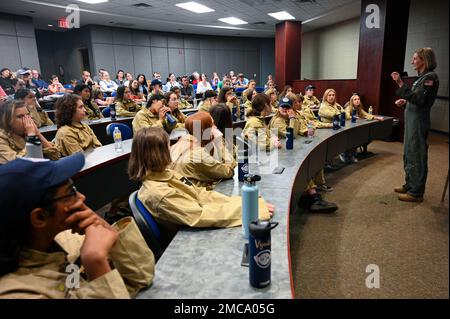 Oberst Angela Ochoa, 19. Airlift-Flügel und Installationskommandant, spricht mit Schülern während einer Abschlussfeier für das „S.H.E. CAN“ STEAM Aviation Camp an der Har-BER High School in Springdale, Arkansas, am 28. Juni 2022. Zusammen mit einer Besatzung, die hauptsächlich aus weiblichen Flugzeugen bestand, flog Ochoa einen C-130J Super Hercules nach Nordwesten von Arkansas in der Nähe der Zeremonie, wo die Studenten die Flugbesatzung treffen und das Flugzeug besichtigen konnten. LRAFB, S.H.E. Dose, DAMPF, Luftfahrt, smithsonian, Stockfoto