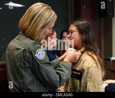 Oberst Angela Ochoa, 19. Airlift-Flügel und Installationskommandeur, peitscht während einer Abschlussfeier an der Har-BER High School in Springdale, Arkansas, am 28. Juni 2022 einen Schüler mit dem DAMPFFLUGLAGER S.H.E. CAN an. Das „S.H.E. CAN“ Aviation Camp richtet sich an Studenten, die sich für die Luftfahrt interessieren und junge Frauen in den Bereichen Wissenschaft, Technik, Ingenieurwesen, Kunst und Mathematik befähigen. LRAFB, S.H.E. Dose, DAMPF, Luftfahrt, smithsonian, Stockfoto