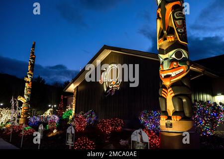 Totempfähle im Seven Cedars Hotel und Casino, Sequim, Washington State, USA Stockfoto