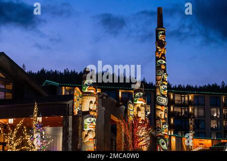 Totempfähle im Seven Cedars Hotel und Casino, Sequim, Washington State, USA Stockfoto