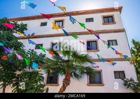 San José del Cabo, Baja California, Mexiko, bunte Papierschlangen, weiße Wand, fenster, blauer Himmel Stockfoto