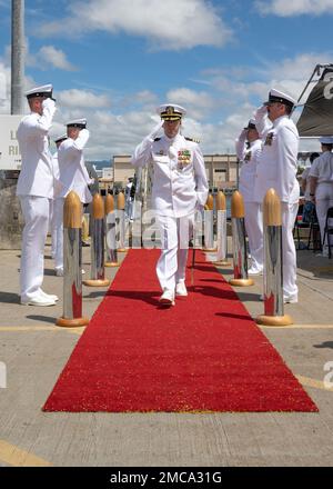 220628-N-LN285-1411 GEMEINSAME BASIS PEARL HARBOR-HICKAM (28. JUNI 2022) – COMMANDER. Michael Fisher ist zum letzten Mal an Land geflogen, nachdem am 28. Juni ein Kommandowechsel für das U-Boot USS North Carolina (SSN 777) der Virginia-Klasse an den U-Boot-Piers der Joint Base Pearl Harbor-Hickam stattgefunden hatte. Während der Zeremonie, die in North Carolina stattfand, entließ Robbins aus Brasilien, Ind. Fisher, aus Sterling Heights, mir, als Befehlshaber von North Carolina. COMSUBPAC,Change of Command,SSN 777,Virginia-Class,Pearl Harbor, Stockfoto