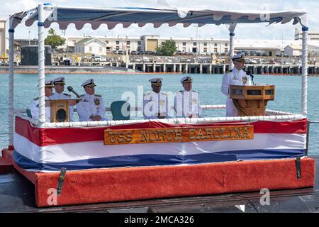 220628-N-LN285-1253 GEMEINSAME BASIS PEARL HARBOR-HICKAM (28. JUNI 2022) – COMMANDER. Michael Fisher spricht an die Menge während einer Zeremonie zum Kommandowechsel für das U-Boot USS North Carolina (SSN 777) der Virginia-Klasse an den U-Boot Piers der Joint Base Pearl Harbor-Hickam am 28. Juni. Während der Zeremonie, die in North Carolina stattfand, Commander. TAD Robbins, aus Brasilien, Ind., entlastet Commander. Michael Fisher, aus Sterling Heights, mir., als Befehlshaber von North Carolina. COMSUBPAC,Change of Command,SSN 777,Virginia-Class,Pearl Harbor, Stockfoto