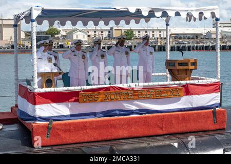 220628-N-LN285-1122 GEMEINSAME BASIS PEARL HARBOR-HICKAM (28. Juni 2022) – die offizielle Gruppe des Hochgeschwindigkeits-U-Bootes USS North Carolina (SSN 777) der Virginia-Klasse, die Kommandowechsel-Zeremonie salute die Farben an den U-Boot-Piers der Joint Base Pearl Harbor-Hickam, 28. Juni. Während der Zeremonie, die auf der North Carolina stattfand, Commander. TAD Robbins, aus Brasilien, Ind., entlastet Commander. Michael Fisher, aus Sterling Heights, mir., als Befehlshaber von North Carolina. COMSUBPAC,Change of Command,SSN 777,Virginia-Class,Pearl Harbor, Stockfoto