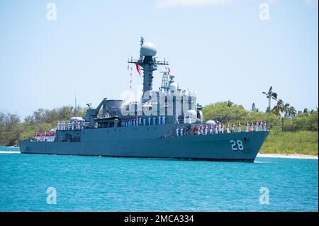 220628-N-XL376-1068 PEARL HARBOR (28. Juni 2022) – die Korvette der peruanischen Marine, BAP Guise (CC-28), trifft auf der Joint Base Pearl Harbor-Hickam ein, um am 28. Juni an der RIMPAC 2022 teilzunehmen. 26 Nationen, 38 Schiffe, vier U-Boote, mehr als 170 Flugzeuge und 25.000 Mitarbeiter nehmen vom 29. Juni bis zum 4. August an RIMPAC in und um die Hawaii-Inseln und Südkalifornien Teil. RIMPAC, die weltweit größte internationale maritime Übung, bietet eine einzigartige Ausbildungsmöglichkeit und fördert und pflegt kooperative Beziehungen zwischen den Teilnehmern, die für die Gewährleistung des saf von entscheidender Bedeutung sind Stockfoto