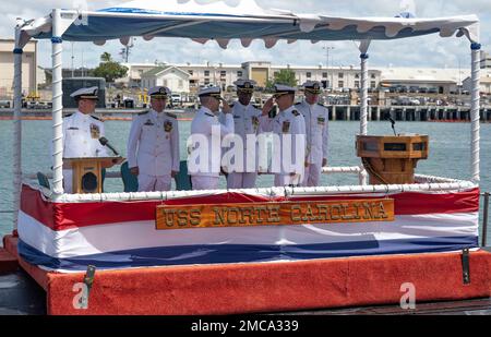 220628-N-LN285-1287 GEMEINSAME BASIS PEARL HARBOR-HICKAM (28. JUNI 2022) – COMMANDER. Tad Robbins, rechts, aus Brasilien, Ind., entlastet Commander. Michael Fisher, der aus Sterling Heights, mir, als Befehlshaber des Schnellangriffs-U-Bootes USS North Carolina (SSN 777) der Virginia-Klasse während eines Kommandowechsels an den U-Boot-Piers in der Joint Base Pearl Harbor-Hickam am 28. Juni verließ. Die Zeremonie fand in North Carolina statt. COMSUBPAC,Change of Command,SSN 777,Virginia-Class,Pearl Harbor, Stockfoto