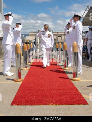 220628-N-LN285-1435 GEMEINSAME BASIS PEARL HARBOR-HICKAM (28. JUNI 2022) – COMMANDER. Tad Robbins, Befehlshaber des Hochgeschwindigkeits-U-Bootes USS North Carolina (SSN 777) der Virginia-Klasse, wird nach einer Zeremonie des Kommandowechsels an den U-Boot-Piers der Joint Base Pearl Harbor-Hickam am 28. Juni erstmals an Land gebracht. Während der Zeremonie, die in North Carolina stattfand, entließ Robbins aus Brasilien, Ind. Commander. Michael Fisher, aus Sterling Heights, mir, als Kommandant von North Carolina. COMSUBPAC,Change of Command,SSN 777,Virginia-Class,Pearl Harbor, Stockfoto