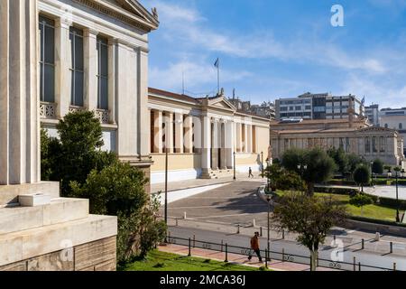 Athen neoklassizistische Trilogie. Auf der linken Seite die Nationalbibliothek, im Zentrum die Universität von Athen, auf der rechten Seite die Akademie von Athen Stockfoto