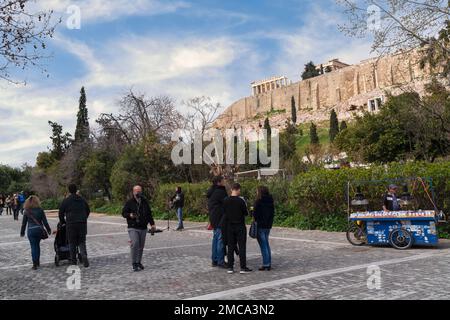 Die Akropolis von Athen mit dem Parthenon-Tempel, wie Sie ihn beim Spaziergang über die Fußgängerzone Dionysiou Areopagitou sehen Stockfoto