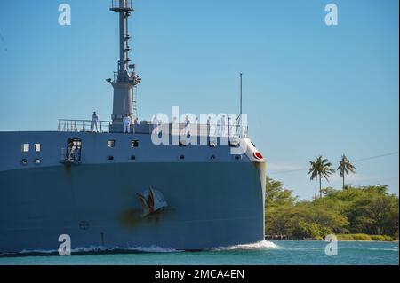 220628-N-EE352-1039 PEARL HARBOR (28. Juni 2022) – das Hilfsölnachfüllungsschiff HMNZS Aotearoa (A 11) der Royal New Zealand Navy kommt am Joint Base Pearl Harbor-Hickam an, um am Trimm of the Pacific (RIMPAC) 2022, 28. Juni, teilzunehmen. 26 Nationen, 38 Schiffe, vier U-Boote, mehr als 170 Flugzeuge und 25.000 Mitarbeiter nehmen vom 29. Juni bis zum 4. August an RIMPAC in und um die Hawaii-Inseln und Südkalifornien Teil. RIMPAC, die weltweit größte internationale maritime Übung, bietet eine einzigartige Ausbildungsmöglichkeit und fördert und pflegt kooperative Beziehungen zwischen p Stockfoto