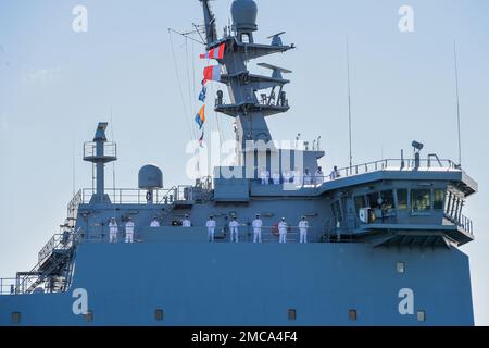 220628-N-EE352-1054 PEARL HARBOR (28. Juni 2022) – Hilfsölerauffüllungsschiff HMNZS Aotearoa (A 11) der Royal New Zealand Navy kommt in der Joint Base Pearl Harbor-Hickam an, um am Rim of the Pacific (RIMPAC) 2022, Juni 28 teilzunehmen. Von Juni 29 bis August 4 nehmen an der RIMPAC 25.000 Nationen, 38 Schiffe, vier U-Boote, mehr als 170 Flugzeuge und Mitarbeiter auf und um die hawaiianischen Inseln und Südkalifornien Teil. RIMPAC ist die weltweit größte internationale Seefahrt-Übung und bietet eine einzigartige Ausbildungsmöglichkeit bei gleichzeitiger Förderung und Aufrechterhaltung der kooperativen Beziehungen zwischen den PA Stockfoto