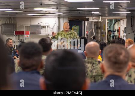 220628-N-EB193-1042 PEARL HARBOR (28. Juni 2022) Flottenmeister James Honea, Befehlshaber des Indo-Pazifik-Kommandos der USA, spricht mit Seeleuten an Bord des amphibischen Angriffsschiffs USS Essex (LHD 2) während der Rim of the Pacific (RIMPAC) 2022 am 28. Juni 2022. 26 Nationen, 38 Schiffe, vier U-Boote, mehr als 170 Flugzeuge und 25.000 Mitarbeiter nehmen vom 29. Juni bis 4. August auf den hawaiianischen Inseln und Südkalifornien an RIMPAC teil. RIMPAC ist die weltweit größte internationale maritime Übung und bietet eine einzigartige Schulungsmöglichkeit, während es gleichzeitig fördert und unterstützt Stockfoto