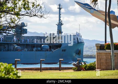 220628-N-EE352-1063 PEARL HARBOR (28. Juni 2022) – Hilfsölerauffüllungsschiff der Royal New Zealand Navy HMNZS Aotearoa (A 11) kommt in der Joint Base Pearl Harbor-Hickam an, um am 2022. Rand des Pazifiks (RIMPAC) teilzunehmen, Juni 28. Von Juni 29 bis August 4 nehmen an der RIMPAC 25.000 Nationen, 38 Schiffe, vier U-Boote, mehr als 170 Flugzeuge und Mitarbeiter auf und um die hawaiianischen Inseln und Südkalifornien Teil. RIMPAC ist die weltweit größte internationale Seefahrt-Übung und bietet eine einzigartige Ausbildungsmöglichkeit bei gleichzeitiger Förderung und Aufrechterhaltung der Kooperationsbeziehungen amon Stockfoto