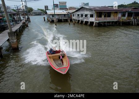 Wassertaxi mit dem Schnellboot, vorbei am Fußweg und an Stelzen in Brunei River, Water Village (Kampong Ayer), Bandar Seri Begawan, Brunei Stockfoto