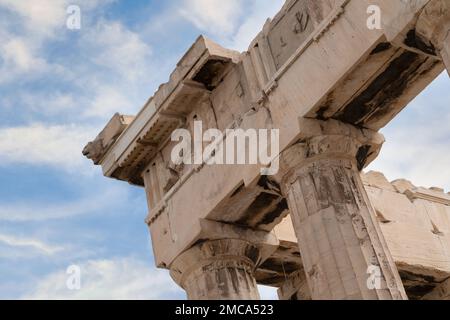 Parthenon-Tempel an der archäologischen Stätte der Akropolis in Athen, Griechenland. Detaillierte Nahaufnahme der oberen hinteren Ecke des Tempels vor dem bewölkten Himmel Stockfoto